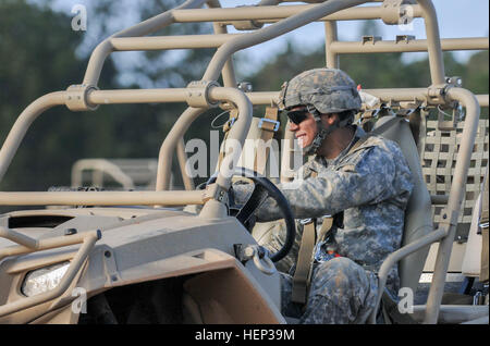 Ein Fallschirmjäger zugewiesen, das 1. Bataillon, 325. Airborne, 2nd Brigade Combat Team, 82nd Airborne Division, fährt ein Licht taktische Geländewagen durch eine Einarbeitung Kurs Fort Bragg, N.C., 22. Januar 2015. Mit Blick auf die Global Response Force mit erhöhter Mobilität bei Flugplatz Beschlagnahme Operationen bieten, die roten Falken bewerten den Leistungsumfang der LTATV eine Schützenkompanie mit einem Luft-dementsprechende Manöver und Kleinwaffen-Plattform zu bieten und wird das Fahrzeug in kommende Fortbildungsveranstaltungen sollen der Division kombiniert gemeinsamen operativen Zugang alles integrieren Stockfoto