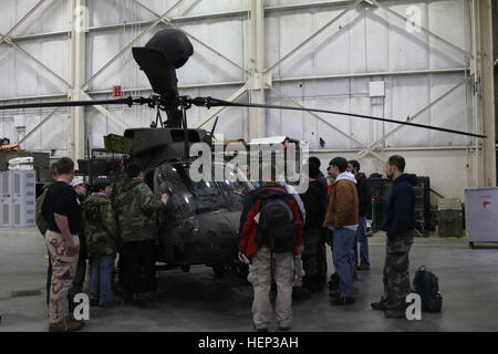 Jungs aus der Cameron-Boys-Camp von Cameron, en, hatte die Chance, verbringen den Tag in Fort Bragg, N.C., während ein Flugzeug Kleiderbügel zu besuchen und die Lernfähigkeit von der OH - 58D Kiowa, 1. Geschwader, 17. Kavallerie-Regiment, 82. Combat Aviation Brigade während eines Besuchs in Fort Bragg, N.C., Jan. 23 zugewiesen.  Das Cameron jungen Camp bietet den jungen eine Wohn-Programm nach einer Möglichkeit, Probleme durch ein alternatives Bildungsprogramm erarbeiten. (Foto: U.S. Army Capt. Adan Cazarez/82nd Combat Aviation Brigade PAO) 1. Geschwader, 17. Kavallerie-Regiment, 82. Combat Aviation Brigade, ho Stockfoto