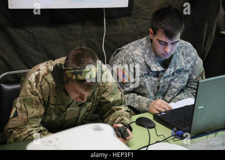 US-Armee Pfc Joseph Sal Laher, rechts, der 4. Staffel, 2. Kavallerie-Regiment, unterstützt ein britisches Soldaten des 1. Bataillons, die Mercian Regiment während Tracking Feind und freundliche Bewegung während der Übung Allied Geist an den Joint Multinational Readiness Center in Hohenfels, Deutschland, 24. Januar 2015. Übung Allied Geist umfasst mehr als 2.000 Teilnehmer aus Kanada, Ungarn, Niederlande, Großbritannien und der US-Alliierten Geist trainieren taktische Interoperabilität und sichere Kommunikation innerhalb der Allianz-Mitglieder testen. (US Armee-Foto von Spc. Tyler Kingsbury/freigegeben) Verbündete Geist ich Stockfoto