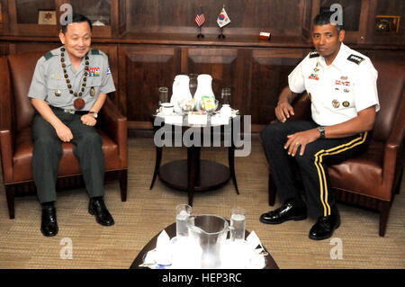 Gen Vincent K. Brooks, US Army Pacific Kommandierender general, traf sich mit der Republik Korea Armee General Lee Sun Jin, Kommandeur der 2. Operations Command, und erkannte ihn mit einem Festakt zu Ehren während Lees Besuch USARPAC in Fort Shafter auf Hawaii am 27. Januar. Der Besuch ist eine Hommage an das verstärkte Engagement der ROK-US-Allianz. (Foto: U.S. Army Staff Sgt Brandon McIntosh, USARPAC PAO) Kommandant für 2. Operations Command besucht USARPAC 150127-A-ZE788-039 Stockfoto