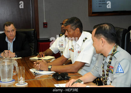 Gen Vincent K. Brooks, US Army Pacific Kommandierender general, traf sich mit Südkorea Armee General Lee Sun Jin, Kommandeur der 2. Operations Command, zum Austausch von Meinungen und Informationen, die Stärkung der ROK-US-Allianz, am 27. Januar. Lee erkannte auch mit einem Festakt zu Ehren während seines Besuchs. (Foto: U.S. Army Staff Sgt Brandon McIntosh, USARPAC PAO) Kommandant für 2. Operations Command besucht USARPAC 150127-A-ZE788-061 Stockfoto