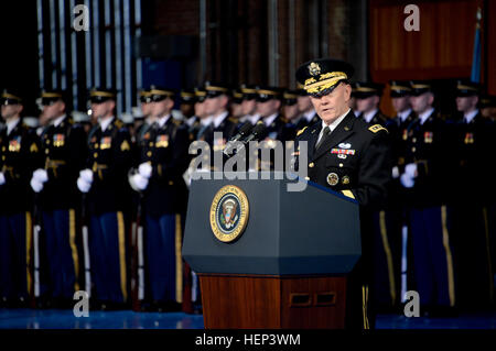 Vorsitzender der Joint Chiefs Of Staff General Martin E. Dempsey spricht während US-Verteidigungsminister Chuck Hagel Abschied Tribut Regierungsausschuss Hall am Joint Base Myer-Henderson Hall in Arlington, VA., 28. Januar 2015. (US Armee-Foto von Staff Sgt. Laura Buchta/freigegeben) US-Verteidigungsminister Chuck Hagel Abschied Tribut 150128-A-VS818-173 Stockfoto