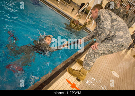 Clemson Universität Reserve Officer Training Corps jüngsterer Sohn Duncan Englehart, ein Neuling aus East Greenwich, RI, Maschinenbaustudium, schwimmt während der Übergabe ein Replikat einer M16-Gewehr oder "Rubber Duckie," zu einem anderen Kadett während der Combat Survival Wassertest in der Fike Athletic Center 29. Januar 2015. Die CWST wertet jedes Kadett Ausdauer im Wasser und ihre Fähigkeit, drei Stationen abgeschlossen, während eine Uniform tragen. Vorbei an den Ereignissen hilft sicherzustellen, dass sie die grundlegenden Wasser überleben notwendigen Fähigkeiten, um Soldaten in einer feindlichen Umwelt führen wo es Wasser. (US Armee p Stockfoto