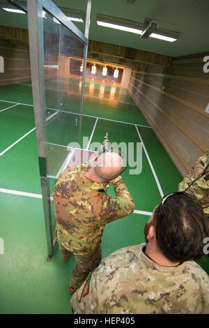 Eine italienische Fallschirmjäger, zugeordnet zu den italienischen Special Operations Command, NATO Special Operations-Hauptquartier, gewöhnt mit einem M4 Karabiner vor einem Schießübungen im Bereich Training Support Center Benelux 25-Meter Kampfbereitschaft für einsetzbare spezielle Operationen Komponente Befehl Kern, in Chièvres, Belgien, 29. Januar 2015 aufrecht zu erhalten. (US Army Foto von visuellen Informationen Spezialist Pierre-Etienne Courtejoie/freigegeben) Italienische Fallschirmjäger mit NSHQ schießen in der TSC Benelux Chièvres Palette 150129-A-BD610-017 Stockfoto