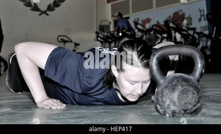 US Armee Sgt. 1. Klasse Sandra Johnson, combat Medic aus Minnesota Nationalgarde, schiebt sich an die Grenzen, während Burpees während der CrossFit-Arbeit aus dem Tag zu tun in der Sinai-Halbinsel von Ägypten 30. Januar 2015 statt. CrossFit ist eine beliebte Fitness Therapie unter Service-Mitglieder dienen mit multinationale Kraft und Beobachter geworden. (Foto: US-Armee: Sgt. Thomas Duval, Task Force Sinai Public Affairs) CrossFit fegt den Sinai 150202-A-BE343-009 Stockfoto