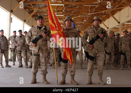 Mazedonische Armeesoldaten aus dem 2. Bataillon, 2. Mechanisierte Infanterie-Brigade und ein Ranger-Zug stehen stramm, während sie darauf warten, während einer Übertragung von Autorität Zeremonie im Sgt. John M. Schoolcraft III Pavillon am Camp Taji, nordwestlich von Bagdad, 23.Juni Befehl der eingehenden mazedonischen Einheit übergeben. Soldaten Abschied von mazedonischen Freunde 97160 Stockfoto