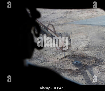 Ein Soldat mit B Company, 6. Brigade Engineer Battalion, 4th Brigade Combat Team (Airborne), 25. Infanteriedivision basierend aus gemeinsamen Basis Elmendorf-Richardson, Alaska, Uhren als Klaue Operator für die Buffalo Mine geschützt Clearance Vehicle (MPCV) für Befehl Drähte um eine improvisierte explosive Vorrichtung am 31. Januar 2015 gräbt. Die 6. BEB ist einer der vielen Einheiten aus über die militärische Zusammenarbeit mit 1st Stryker Brigade Combat Team "Arctic Wölfe" auf ihrer Mission, vor der Bereitstellung Validierung im National Training Center in Fort Irwin, Kalifornien (US Armee-Foto von Spc. Corey Confer, 1. S Stockfoto