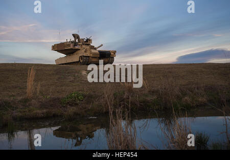 Ein Besatzungsmitglied M1A2SEP Abrams-Panzer aus dem, 1. Bataillon, 64. Armor Regiment, 1st Armored Brigade Combat Team, 3. Infanterie-Division, bereitet sich auf seinen Tank demontieren Sie nach Abschluss der letzten Tag Ausführung des Gunnery Tabelle V, hier bei Red Cloud Angebot Alpha, 3. Februar. Die Firma Delta seit "Todesritter" läuft 1. ABCT Besatzungen durch GT II-VI-Crew-Hochschulstudium während der ersten zwei Wochen im Februar. Diese Schießwesen hat einige einzigartigen Herausforderungen vorgestellt, wie die Todesritter-Team erfolgreich 35 Mannschaften in die Redezeit in der Regel validiert hat für die Validierung eines Elements mit normalen Unternehmen Größe 1 Stockfoto