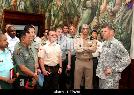 Generalmajor Todd B. McCaffrey, Stabschef der US Army Pacific, begrüßte 39 Führungskräfte an der US Army War College International Fellows Program USARPAC Hauptquartier in Richardson Hall auf historischen Palm Circle, Fort Shafter, Hawaii, 5. Februar.  Der Besuch bot die Teilnehmern einen Überblick über die Umsetzung der nationalen Politik und Strategie innerhalb der einheitlichen Befehle. (US Armee-Foto von Staff Sgt Kyle J. Richardson, USARPAC PAO) US Army War College International Fellows besuchen USARPAC 150205-A-RV513-005 Stockfoto