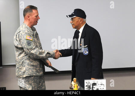 Major General Frederick R. Maiocco, Jr., links, Kommandierender general, 85. Support Command und stellvertretender Kommandierender general, erste Armee Division West; trifft Oscar Lawton "Wilk" Wilkerson, lokalen Chicagoer und Tuskegee Flieger, während ein Afroamerikaner/Black History Month Einheit Begehung der 85. Support Command Hauptquartier, 7. Februar. Während der Begehung Wilkerson diskutiert seine Erfahrungen in den Dienst und eine Fragen und Antworten Teil mit den Soldaten dort gehalten. (US Armee-Foto von Spc. David Lietz/freigegeben) Armee General Reserveoffizier trifft auf lokale Tuskegee Flieger 150208-A-XY199-021 Stockfoto