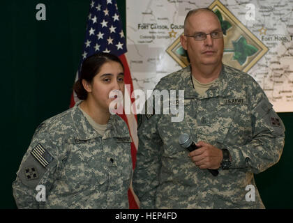 Sgt. Major Duane Harb, gebürtig aus El Paso, Texas, wer dient als die Abteilung Wartung Sergeant-Major, spezielle Truppen Bataillon, 4. US-Infanteriedivision, Multi-National Division - Bagdad und seine Tochter Victoria Spc. Harb, gebürtig aus Killeen, Texas, der dient als Spezialist für psychische Gesundheit, 1st Brigade Combat Team, 4. Inf. Div., MND-B, sprechen Sie mit Familie und Freunde zurück in den USA von Camp Liberty , Irak, Juni 25. Die Harbs nehmen an einer monatlichen Bürgerversammlung Teil. Das Rathaus ist ein 4. Inf. Div. Programm, das ermöglicht, dass US-Soldaten und zivile Mitarbeiter die Möglichkeit zu unterstützen Stockfoto