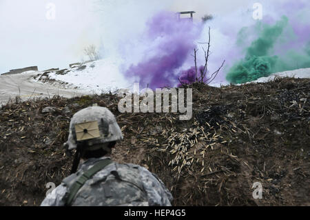 Dragoon Troopers zugewiesen 3rd Platoon, Apache-Truppe, 1. Staffel, 2. Kavallerie-Regiment in einer Truppe live-Feuer-Übung auf den Truppenübungsplatz Grafenwöhr befindet sich in der Nähe von Rose Barracks, Deutschland, 10. Februar 2015 teilnehmen. Der Zweck des Bereichs war, Soldaten in Bewegung Brandschutzübungen Kader auszubilden, während des tätlichen Angriffs auf unterschiedliche Ziele während der heutigen Veranstaltung. Apache-Truppe, 2d Kavallerie-Regiment scharfer Munition Übung 150210-A-EM105-225 Stockfoto