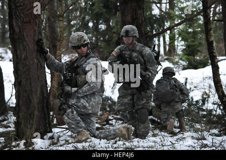 Dragoon Troopers, 3rd Platoon, Apache Truppe zugewiesen, 1. Staffel, 2d Kavallerie-Regiment an eine Truppe Live Feuer Übung auf den Truppenübungsplatz Grafenwöhr befindet sich in der Nähe von Rose Barracks, Deutschland, 10. Februar 2015. Vorbereitung ist der Schlüssel zum Erfolg für die 1. Staffel, 2 CR 150210-A-EM105-490 Stockfoto