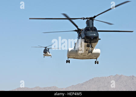 Zwei US-Abteilung der staatlichen CH-46 Sea Knight Hubschrauber tragen US-Botschafter in Afghanistan P. Michael McKinley und Mitglieder der US-Botschaft in Kabul bereiten Sie sich auf taktische Basis Gamberi 11. Februar 2015 landen. McKinley traf sich mit Zug, beraten, unterstützen Befehl – Osten Führungskräfte und Mitarbeiter zu gewinnen eine Bewertung des Übergangs von Operation Enduring Freedom, NATO neue Resolute Support Mission und Fortschritt der afghanischen nationalen Sicherheitskräfte in Ostafghanistan besprechen. (Foto: U.S. Army Capt Jarrod Morris, TAAC-E Public Affairs) (Freigegeben) US-Botschafter in Afghanistan besucht TAAC-E 1502 Stockfoto