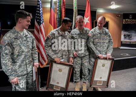 Generalmajor Walter E. Piatt, stellvertretender Kommandeur der US Army in Europa und US Army NATO-Kommandeur, dauert einen Moment, um den General Douglas A. MacArthur Preisträgern gratulieren — (L-R) Kapitän Michael Sims, Troop C, 1. Staffel, 2. Kavallerie-Regiment Kommandant, Capt Dwayne Steppe, Kompaniechef, 2. Bataillon, 503. Infanterieregiment, 173rd Airborne Brigade und Chief Warrant Officer 2 Cody L. Herr, 173rd Airborne Brigade Intelligenz Techniker , für ihre Leistungen während der 2014 USAREUR General Douglas A. MacArthur Leadership Award Zeremonie auf Lucius D. Clay Kaserne am 12. Februar 2015. Das Ei Stockfoto