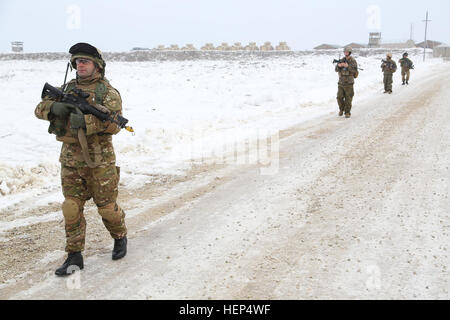 Georgische Soldaten und US-Marines führen im Joint Multinational Readiness Center in Deutschland Patrouillen und Manöver-Übungen durch, die im Rahmen der Missionsprobe für die Mission Resolute Support Mission des Georgian Deployment Program durchgeführt werden. Stockfoto