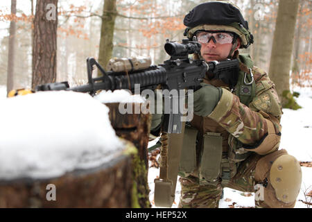 Ein georgischer Soldat der Delta Company, 43. Mechanisierte Infanterie-Bataillon, 4. Mechanisierte Infanterie-Brigade scannt seine Sektor des Feuers während der Durchführung einer abgesessene Patrouille während einer Mission Probe Übung (MRE) an den Joint Multinational Readiness Center in Hohenfels, Deutschland, 18. Februar 2015.  Georgischen Streitkräfte und US Marine Corps Security Cooperation Group führen die MRE vom 2. Februar, 3. März 2015, als Teil der georgischen Bereitstellung Programm Resolute Support Mission (BIP-RSM). Die BIP-RSM, ehemals der georgischen Bereitstellung Programm-International Security Assistance Force, ist ein progr Stockfoto