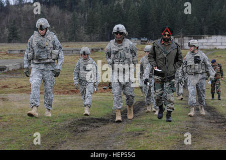 Kol. Timothy Holman, Kommandant, 555. Brigade Engineer Brigade (Mitte links) und Oberst Manjider Singh, Indian Army College of Military Engineering (Mitte rechts), Umfrage Übungsplätze während eines Besuches einer Delegation aus der indischen Armee, 19 Februar am Joint Base Lewis-McChord, Wash Der Zweck des Besuchs war es, die Fähigkeiten der Ingenieur-Brigade, zeigen und auch um ihre Erfahrungen austauschen und voneinander lernen. (Foto: US-Armee Sgt. Sinthia Rosario, 5. Mobile Public Affairs Abteilung) Fähigkeiten 555. Ingenieur Soldaten Vitrine Theke IED 150219-A-ZT122-056 Stockfoto