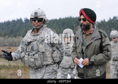 Kol. Timothy Holman, Kommandant, 555. Brigade Engineer Brigade (links) und Oberst Manjider Singh, Indian Army College of Military Engineering (rechts), Umfrage Übungsplätze während eines Besuches einer Delegation aus der indischen Armee, 19 Februar am Joint Base Lewis-McChord, Wash Der Zweck des Besuchs war es, die Fähigkeiten der Ingenieur-Brigade, zeigen und auch um ihre Erfahrungen austauschen und voneinander lernen. (Foto: US-Armee Sgt. Sinthia Rosario, 5. Mobile Public Affairs Abteilung) Fähigkeiten 555. Ingenieur Soldaten Vitrine Theke IED 150219-A-ZT122-058 Stockfoto