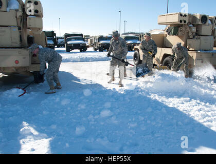 Soldaten aus Batterie C, 2. Bataillon, 44. Luft Verteidigung-Artillerie-Regiment, unterstützt durch die 101. Sustainment Brigade, 101. US-Luftlandedivision, Arbeit, Schneeräumung von ihren rund um ihre Avenger Waffensysteme 19 Februar in Fort Campbell, Kentucky Winterstürme fiel mehrere Zoll Schnee auf die Gemeinschaft Fort Campbell in der vergangenen Woche, aber Soldaten waren begierig darauf, zurück zur Ausbildung nach ein paar Tagen Schnee bekommen. Die hochmobile Avenger ist ein Bestandteil des Bataillons Fähigkeit, US-Soldaten aus Antenne Bedrohungen und indirektes Feuer zu schützen. (Foto: US-Armee Sgt. Leejay Lockhart) Fort-Camp Stockfoto