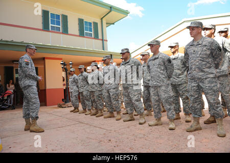 Einundzwanzig Soldaten der 1. Mission Support Command, US Army Reserve-Puerto Rico zugewiesen erneuert ihr Engagement für Service durch die Teilnahme an einer Neueintragung Zeremonie an die Kommandozentrale, 20 Februar durchgeführt.  Generalmajor David Conboy, stellvertretender Kommandierender general für Operationen an der United States Army Reserve-Befehl war auch Zeuge die Zeremonie. "Es ist eine große Ehre, bei Ihnen zu sein. Die Tatsache, die jeder einzelne von Ihnen, unterstützt durch Ihre wunderbare Familien, Mentoren, Freunde und Freunde der Schlacht, beschloss weiterhin, dass in Ihrem Land ist groß. Ich bin beeindruckt, was Sie haben Accom Stockfoto