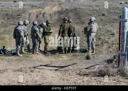 US-Soldaten von den 571st Sapper Company, 864th Engineer Battalion, 555. Ingenieur-Brigade und Soldaten aus der 1 Combat Engineer Regiment, kanadische Armee, führen Schulungen für Sprengstoffe während eines gemeinsamen US- und kanadischen Ingenieurs training Übung in Yakima Training Center, Washington, 23. Februar. Beide Länder arbeiteten zusammen, um mehrere Arten von Abbrüchen während der einwöchigen Fortbildungsveranstaltung detonieren. (Foto: U.S. Army Sgt Steven Peterson, 28. Public Affairs-Abteilung) Gruppe 150223-A-RJ334-003 Stockfoto