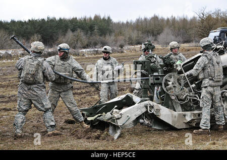 Dragoner, Archer Batterie Feldartillerie Geschwader zugewiesen 2. Kavallerie-Regiment teilnehmen, in einer live-Feuer-Übung, wo haben sie ihre M777 Haubitzen feuern Anweisungen zur Unterstützung der Soldaten, 4. Sqdn, 2 zugewiesen und wartet auf weitere Anweisungen von ihrer Vorwärtsbeobachter die Zielerfassung Relais inszeniert, CR während ihres Fachs üben in Grafenwöhr Training Area, in der Nähe von Rose Barracks, Deutschland , 24. Februar 2015. FA-Geschwader, 2. Kavallerie-Regiment Leben Feuer Übung 150224-A-EM105-364 Stockfoto