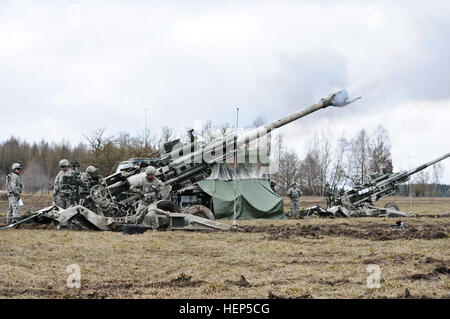 Dragoner, Archer Batterie Feldartillerie Geschwader zugewiesen 2. Kavallerie-Regiment teilnehmen, in einer live-Feuer-Übung, wo haben sie ihre M777 Haubitzen feuern Anweisungen zur Unterstützung der Soldaten, 4. Sqdn, 2 zugewiesen und wartet auf weitere Anweisungen von ihrer Vorwärtsbeobachter die Zielerfassung Relais inszeniert, CR während ihres Fachs üben in Grafenwöhr Training Area, in der Nähe von Rose Barracks, Deutschland , 24. Februar 2015. FA-Geschwader, 2. Kavallerie-Regiment Leben Feuer Übung 150224-A-EM105-452 Stockfoto