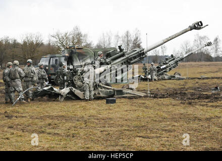 Dragoner, Archer Batterie Feldartillerie Geschwader zugewiesen 2. Kavallerie-Regiment teilnehmen, in einer live-Feuer-Übung, wo haben sie ihre M777 Haubitzen feuern Anweisungen zur Unterstützung der Troopers, 4. Sqdn, 2 zugewiesen und wartet auf weitere Anweisungen von ihrer Vorwärtsbeobachter die Zielerfassung Relais inszeniert, CR während ihres Fachs üben in Grafenwöhr Training Area, in der Nähe von Rose Barracks, Deutschland , 24. Februar 2015. FA-Geschwader, 2. Kavallerie-Regiment Leben Feuer Übung 150224-A-EM105-929 Stockfoto