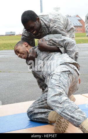 US Army Spc. Dwayne Henry Form Healthcare Anlage zugeordnet, richtet auf sicheren Halt seinen Griff einer nicht konformen Person (Spc. Christopher Thompson zugewiesen Form Healthcare Anlage während der taktischen Combatives Kurse Level 2, Parkplatz des Hangar 4 Erholung Gemeindezentrum, in Chièvres Air Base, Belgien, 24. Februar 2015. (US Armee-Foto von visuellen Informationen Spezialist Pascal Demeuldre veröffentlicht) Taktische Combatives Kurse Stufe II in Chièvres Air Base 150224-A-RX599-078 Stockfoto