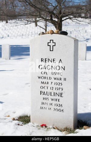 Der Grabstein von Rene Gagnon, gestorben 12. Oktober 1979, befindet sich im Abschnitt 51 in Arlington Staatsangehörig-Kirchhof. Gagnon ist bekannt als eines der sechs Männer auf Associated Press-Fotograf Joe Rosenthal Pulitzer-Preis ausgezeichneten Foto eines Matrosen und Marines Anhebung eine amerikanische Flagge während der Schlacht um Iwo Jima abgebildet. Das Rosenthal Foto Darstellung wurde eine Grundlage für eine Statue zu Ehren aller US-Marines auf der Marine Corps War Memorial in Arlington. (Joint Base Myer-Henderson Hall PAO Foto von Rachel Larue) Iwo Jima, Arlington Staatsangehörig-Kirchhof durch drei Flagge heben Marines verbunden Stockfoto