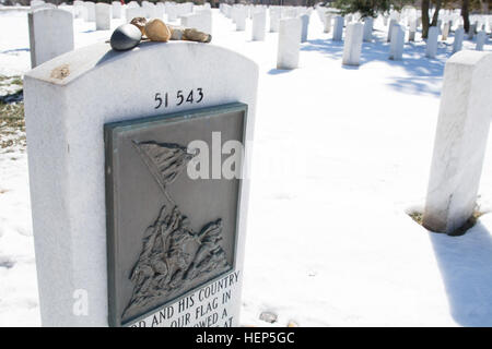 Der Grabstein von Rene Gagnon, gestorben 12. Oktober 1979, befindet sich im Abschnitt 51 in Arlington Staatsangehörig-Kirchhof. Gagnon ist bekannt als eines der sechs Männer auf Associated Press-Fotograf Joe Rosenthal Pulitzer-Preis ausgezeichneten Foto eines Matrosen und Marines Anhebung eine amerikanische Flagge während der Schlacht um Iwo Jima abgebildet. Das Rosenthal Foto Darstellung wurde eine Grundlage für eine Statue zu Ehren aller US-Marines auf der Marine Corps War Memorial in Arlington. (Joint Base Myer-Henderson Hall PAO Foto von Rachel Larue) Iwo Jima, Arlington Staatsangehörig-Kirchhof durch drei Flagge heben Marines verbunden Stockfoto
