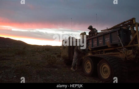 US-Soldaten, Bravo Company, 1. Staffel, 9. Kavallerie-Regiment, 2nd Brigade Combat Team, 1. Kavallerie-Division zugewiesen bereiten M68 Mine Clearing Line Aufpreis vor Verstößen gegen eine feindliche Verbindung während der entscheidenden Aktion Rotation 15-05 die National Training Center in Fort Irwin, Kalifornien, 25. Februar 2015. Die Drehung stellt sicher, dass die Brigaden vielseitig, reaktionsschnell und konsequent für den aktuellen Kampf und unvorhergesehene zukünftige Eventualitäten verfügbar bleiben. (US Armee-Foto von Sgt. Richard W. Jones Jr./freigegeben) Soldaten gegen eine feindliche zusammengesetzten 150225-A-QU939-083 Stockfoto