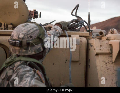 Ein US-Soldat, zugewiesene Bravo Company, 1. Kavallerie-Division, 1. Staffel, 9. Kavallerie-Regiment, 2nd Brigade Combat Team bereitet ein M68 Mine Clearing Line vor kostenlos gegen eine feindliche Verbindung während der entscheidenden Aktion Rotation 15-05 die National Training Center in Fort Irwin, Kalifornien, 25. Februar 2015. Die Drehung stellt sicher, dass die Brigaden vielseitig, reaktionsschnell und konsequent für den aktuellen Kampf und unvorhergesehene zukünftige Eventualitäten verfügbar bleiben. (US Armee-Foto von Sgt. Richard W. Jones Jr./freigegeben) Soldaten gegen eine feindliche zusammengesetzten 150225-A-QU939-093 Stockfoto