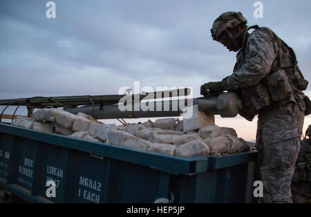 Ein US-Soldat, zugewiesene Bravo Company, 1. Kavallerie-Division, 1. Staffel, 9. Kavallerie-Regiment, 2nd Brigade Combat Team bereitet ein M68 Mine Clearing Line vor kostenlos gegen eine feindliche Verbindung während der entscheidenden Aktion Rotation 15-05 die National Training Center in Fort Irwin, Kalifornien, 25. Februar 2015. Die Drehung stellt sicher, dass die Brigaden vielseitig, reaktionsschnell und konsequent für den aktuellen Kampf und unvorhergesehene zukünftige Eventualitäten verfügbar bleiben. (US Armee-Foto von Sgt. Richard W. Jones Jr./freigegeben) Soldaten gegen eine feindliche zusammengesetzten 150225-A-QU939-104 Stockfoto