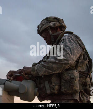 Ein US-Soldat, zugewiesene Bravo Company, 1. Kavallerie-Division, 1. Staffel, 9. Kavallerie-Regiment, 2nd Brigade Combat Team bereitet ein M68 Mine Clearing Line vor kostenlos gegen eine feindliche Verbindung während der entscheidenden Aktion Rotation 15-05 die National Training Center in Fort Irwin, Kalifornien, 25. Februar 2015. Die Drehung stellt sicher, dass die Brigaden vielseitig, reaktionsschnell und konsequent für den aktuellen Kampf und unvorhergesehene zukünftige Eventualitäten verfügbar bleiben. (US Armee-Foto von Sgt. Richard W. Jones Jr./freigegeben) Soldaten gegen eine feindliche zusammengesetzten 150225-A-QU939-107 Stockfoto