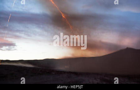 US-Soldaten, Bravo Company, 1. Staffel, 9. Kavallerie-Regiment, 2nd Brigade Combat Team, 1. Kavallerie-Division, Schlag M68 Mine Clearing Line Aufpreis auf ein feindliches Gelände während der entscheidenden Aktion Rotation 15-05 an die National Training Center in Fort Irwin, Kalifornien, 25. Februar 2015 zugewiesen. Die Drehung stellt sicher, dass die Brigaden vielseitig, reaktionsschnell und konsequent für den aktuellen Kampf und unvorhergesehene zukünftige Eventualitäten verfügbar bleiben. (US Armee-Foto von Sgt. Richard W. Jones Jr./freigegeben) Soldaten gegen eine feindliche zusammengesetzten 150225-A-QU939-119 Stockfoto