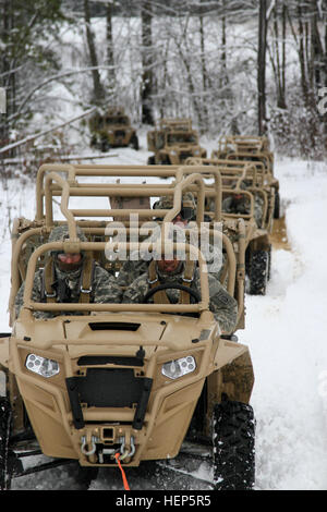 Fallschirmjäger zugewiesen, das 1. Bataillon, 325. Airborne Infanterie-Regiment, 2nd Brigade Combat Team, 82nd Airborne Division, durchführen von Schulungen mit der Brigade neue Licht taktische All Terrain Vehicle auf Fort Pickett, VA., 26. Februar 2015. Das 1. Bataillon, entwickelt 325. Luft, Taktiken, Techniken und Verfahren für taktische Bewegung mit der neuen LTATVs. Das Bataillon prüft derzeit die LTATV als Plattform, um eine Schützenkompanie schnelle Mobilisierung zur Unterstützung der Flugplatz Beschlagnahme Einsätze zur Verfügung zu stellen. Rote Falken trainieren im Virginian Schnee für Global Response Force Mission 150226-A-DP764-058 Stockfoto