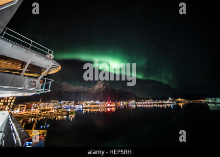 Nordlicht, Aurora Borealis, Anzeigen über die Hurtigruten Hurtigrute Segeln durch die Lofoten Inseln, Norwegen. Stockfoto