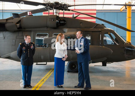 US Air Force General Philip M. Breedlove, Supreme Allied Commander Europe, Melissa Wojtkun Dank für ihr Engagement einen Dienst Mitglied Ehepartner während der Förderung-Zeremonie von ihr Ehemann, Generalmajor Karl Wojtkun, Kommandant, Supreme Headquarters Allied Powers in Europa Hubschrauber Flug ablösen, auf Chièvres Air Base, Chièvres, Belgien, 2. März 2015. (US Army Foto von visuellen Informationen Spezialist Pierre-Etienne Courtejoie/freigegeben) Veteranen treffen SACEUR, Soldaten; Förderung-Zeremonie 150302-A-BD610-056 Stockfoto