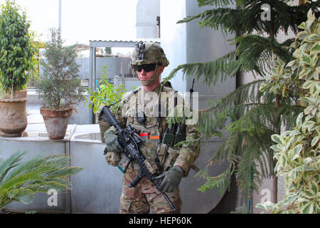 Sgt. Moore, ein 3rd Brigade Combat Team, 101st Airborne Division (Air Assault) Soldat zugewiesen, Zug, beraten, unterstützen Befehl - Ost, bietet Sicherheit bei einer Beratung Besuch in afghanischen nationalen Ordnung Zivilpolizei der 2. Brigade Hauptquartier in der Provinz Nangarhar 3. März 2015. (Foto: U.S. Army Capt Jarrod Morris, TAAC-E Public Affairs) (Freigegeben) Berater Schwerpunkt ANCOP Bereitschaft, Sustainment 150303-A-VO006-256 Stockfoto