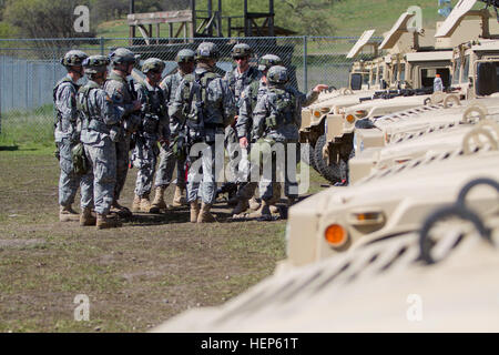 Soldaten der Armeereserve der 377. Militärpolizeikompanie führen in Fort Hunter Liggett, Kalifornien, eine Ausbildung auf Squad-Ebene durch, als Teil der Kampfunterstützungstraining-Übung im Rahmen eines Szenarios für ein entscheidendes Action Training Environment. Stockfoto