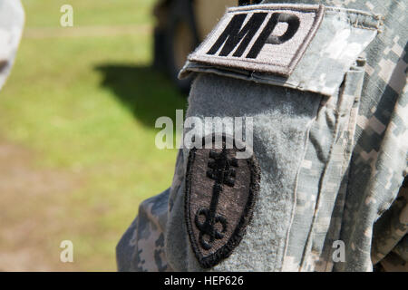Soldaten der Armeereserve der 377. Militärpolizeikompanie führen während des jährlichen Trainings in Fort Hunter Liggett, Kalifornien, eine Ausbildung auf Truppenebene durch und nehmen an CSTX-Übungen teil, um operative Fähigkeiten und Einsatzbereitschaft zu verbessern. Stockfoto