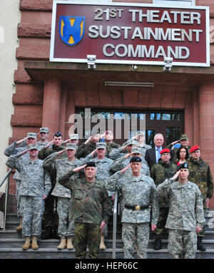 Maj Gen John O'Connor, Mitte vorne, Kommandeur der 21. Theater Sustainment Command, Generalmajor Hans Erich Antoni, links, Kommandeur der Bundeswehr Logistics Command and Command Sergeant Major Rodney Rhoades, 21. TSC eingetragenen Berater, zusammen mit ihrer jeweiligen Mitarbeiter, begrüssen die Farben während des Abspielens der Nationalhymnen deutscher und US-amerikanischer 5 März auf Panzer Kaserne. O'Connor und Antoni getroffen, um eine Partnerschaft Memorandum zwischen dem 21. TSC und der Bundeswehr-Logistik-Befehl zu unterzeichnen. Dies war die erste formale Erneuerung dieser Partnerschaft in mehr als 19 Jahren. (Foto von Ronnie Sch Stockfoto