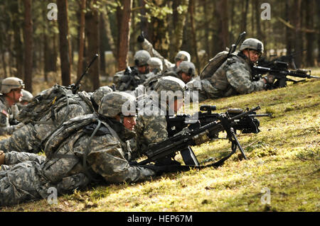 Dragoner zugewiesen Bull Truppe, 1. Staffel teilgenommen 2. Kavallerie-Regiment in einer live-Feuer-Übungen in Grafenwöhr Training Area befindet sich in der Nähe von Rose Barracks, Deutschland, 5. März 2015. Troopers durchgeführt-Gruppe und taktische Bewegungen während Angriff auf ein Ziel von ihr Strykers und Mörtel Feuer während des Trainings unterstützt. Bull-Truppe, 1. Staffel, 2. CR live-Feuer Übung 150305-A-EM105-154 Stockfoto