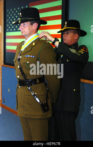 Los Angeles native Sgt. Major Richard Jones (rechts), Operationen Sergeant-Major, 1. Kavallerie-Division, legt die Reihenfolge von St. Maurice Medaillon, eine Auszeichnung, die einen erheblichen Einfluss auf die Infanterie-Community rund um den Hals der britischen Armee Generalmajor John gemacht haben Russell, Chef, 1. CAV-Div. im Rahmen einer Feierstunde am 3 Juli in Fort Hood, Texas. Russell, der stammt aus Chalford, Gloucestershire, England, koordiniert alle Operationen für Multi-National Division-Baghdad während der Operation irakische Freiheit Rotation 06-08. Britischer Offizier zugesprochen Auftrag von Saint Maurice für Beiträge Stockfoto