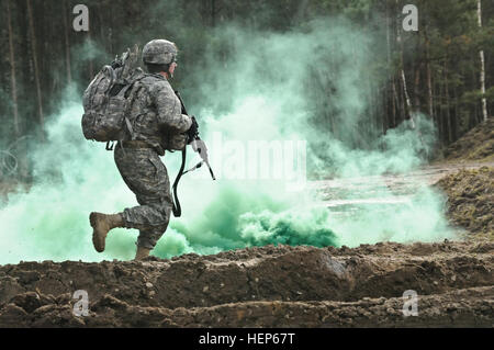 Dragoner zugewiesen Bull Truppe, 1. Staffel teilgenommen 2. Kavallerie-Regiment in einer live-Feuer-Übungen in Grafenwöhr Training Area befindet sich in der Nähe von Rose Barracks, Deutschland, 5. März 2015. Troopers durchgeführt-Gruppe und taktische Bewegungen während Angriff auf ein Ziel von ihr Strykers und Mörtel Feuer während des Trainings unterstützt. Bull-Truppe, 1. Staffel, 2. CR live-Feuer Übung 150305-A-EM105-358 Stockfoto