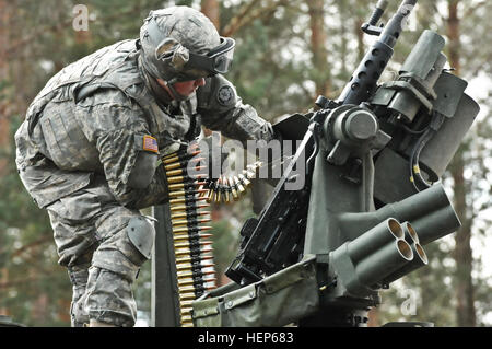 Dragoner zugewiesen Bull Truppe, 1. Staffel teilgenommen 2. Kavallerie-Regiment in einer live-Feuer-Übungen in Grafenwöhr Training Area befindet sich in der Nähe von Rose Barracks, Deutschland, 5. März 2015. Troopers durchgeführt-Gruppe und taktische Bewegungen während Angriff auf ein Ziel von ihr Strykers und Mörtel Feuer während des Trainings unterstützt. Bull-Truppe, 1. Staffel, 2. CR live-Feuer Übung 150305-A-EM105-607 Stockfoto