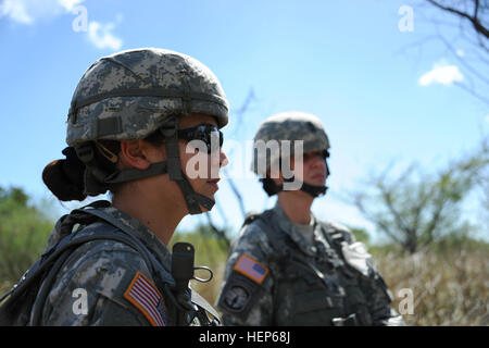 Ersten Lt. Ayesha Jimenez (links) und 1. Sgt. Virgen Rodriguez (rechts), beide von der 271. Human Resources Company, US Army Reserve-Puerto Rico, reflektiert über die Rolle der weiblichen Soldaten im heutigen Armee während ein kurzes Interview auf dem Camp Santiago gemeinsame Manöver Training Gelände, März 5. Weibliche Soldaten übernehmen die Führung in der uns Army Reserve-Puerto Rico 150305-A-TY714-389 Stockfoto