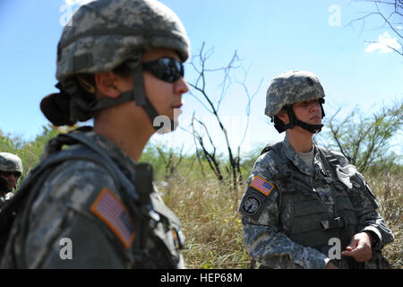 Ersten Lt. Ayesha Jimenez (links) und 1. Sgt. Virgen Rodriguez (rechts), beide von der 271. Human Resources Company, US Army Reserve-Puerto Rico, reflektiert über die Rolle der weiblichen Soldaten im heutigen Armee während ein kurzes Interview auf dem Camp Santiago gemeinsame Manöver Training Gelände, März 5. Weibliche Soldaten übernehmen die Führung in der uns Army Reserve-Puerto Rico 150305-A-TY714-484 Stockfoto